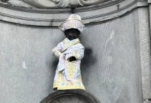 Статую Писающего мальчика одели в казахский шапан в Брюсселе