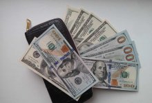 Какую цену за покупку доллара установили обменники