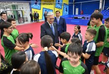 На видео попала реакция детей на рукопожатие президента в Кызылорде (ВИДЕО)