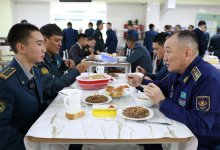 Министр обороны пообедал с кадетами в столовой военно-спортивного колледжа