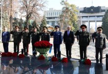 Министры обороны стран СНГ возложили венки к Вечному огню в Алматы