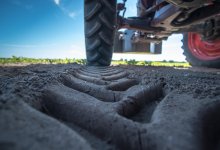 Пьяный пенсионер разъезжал на тракторе по селу под Семеем (ВИДЕО)