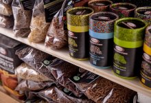 "Белый бизнес" тонет в сером рынке: почему отечественные товары теряют место на полках