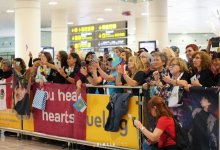 Фанаты тепло встретили Димаша Кудайбергена в аэропорту Барселоны