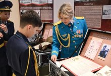 В Караганде военные провели уроки мужества и поздравили 100-летнего ветерана