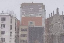 Фасад дома рухнул на прохожих в Астане