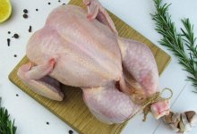 Мытье курицы перед готовкой повышает риск отравления