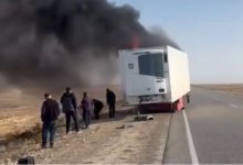 Прицеп грузовика загорелся на трассе в Мангистау (ВИДЕО)