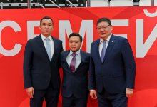 Елдосу Сметову вручили сертификат на 10 млн тенге