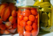 Огурцы и помидоры в банке: какие опасности таят домашние консервы