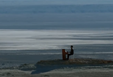 Пианино на фоне космической Бозжыры: музыкант удивил Казнет (ВИДЕО)