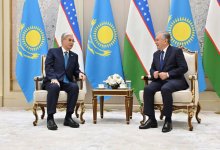 Токаев и Мирзиёев побеседовали в аэропорту Ташкента