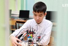 В Астане школьник создал робота, который собирает кубик Рубика за минуту
