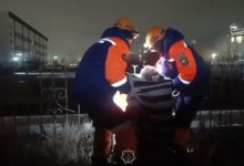 Мужчина застрял в заборе в Уральске