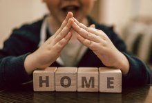 Карагандинка связала руки сыну и оставила одного в квартире