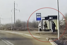 Мужчина разгромил автобусную остановку после ссоры с женой в Актобе (ВИДЕО)