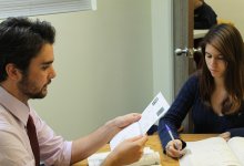 Мошенники ходят по домам казахстанцев под видом работников Минпросвещения