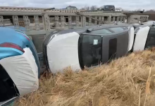 Фура с новыми китайскими авто съехала в кювет в Акмолинской области