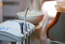 Стоматологи установили пациенту импланты без его согласия и выставили счет на 600 тысяч тенге в Актау