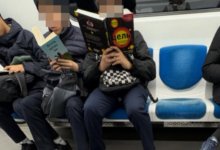 Дети, читающие книги в алматинском метро, вызвали ажиотаж в Казнете