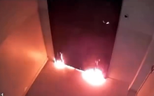 Поджог двери квартиры попал на видео в Алматы
