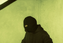 Неизвестный в маске напал на мужчину в Риддере