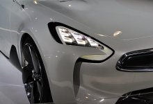 Девушка ударом ноги повредила автомобиль парня в Таразе