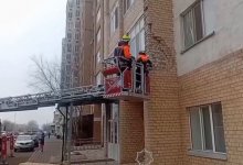 Нависающие кирпичи напугали жильцов дома в Астане