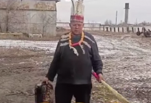 "Снег, снежок, приди": костанаец устроил обряд с веником, чтобы началась зима