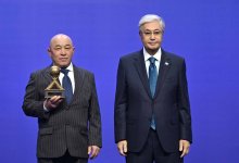 Глава государства вручил награды лауреатам премий "Алтын сапа" и "Парыз" (ВИДЕО)