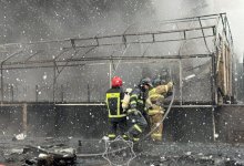 Кинотеатр загорелся в Астане из-за сильного пожара соседнего здания