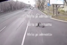 Водитель автобуса сбил девушку в Алматы (ВИДЕО)