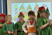 Элвис вместо эльфа: школьник в костюме певца на новогоднем представлении стал звездой в сети