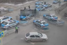 Десятки полицейских окружили автомобиль в Актобе (ВИДЕО)