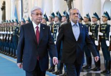 Президента Ирана торжественно встретили в Акорде