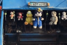 Необычная машина с игрушками привлекла внимание алматинцев