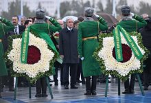 Токаев возложил венок к Монументу Нейтралитета в Ашхабаде