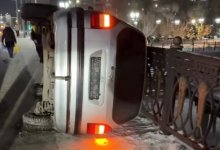 Toyota опрокинулась на бок на мосту в Астане