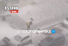 Астанчане сняли, как курьер борется с бураном ради заказа (ВИДЕО)