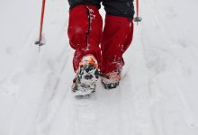Как безопасно передвигаться по городу в гололед: советы травматолога