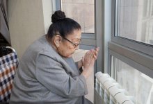 Военный оркестр выступил под окнами дома Бибигуль Тулегеновой в честь ее 96-летия и Дня Независимости