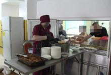 Волосы в еде: родители пожаловались на питание реабилитационного центра в Алматы