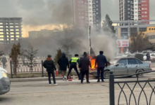 Полицейские в Актау потушили пожар на дороге и спасли жизнь водителю