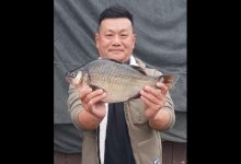 Мужчина поймал рыбу весом 1,47 кг и побил 35-летний рекорд