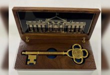 Трамп подарил Токаеву символический ключ от Белого дома