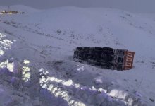 Грузовик опрокинулся на трассе в ВКО (ВИДЕО)