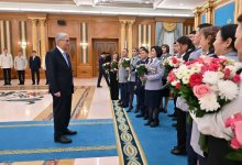 Токаев вручил ключи от квартир сотрудникам Генпрокуратуры, Службы госохраны и МВД РК