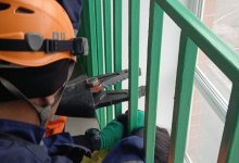 Голова ребенка оказалась зажата в железной решетке в подъезде жилого дома в Кызылорде