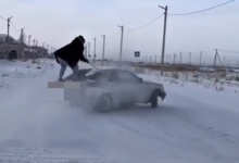 Пассажир катался на багажнике автомобиля в Караоткеле (ВИДЕО)