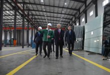 Токаев осмотрел предприятие по производству закаленного стекла в Таразе